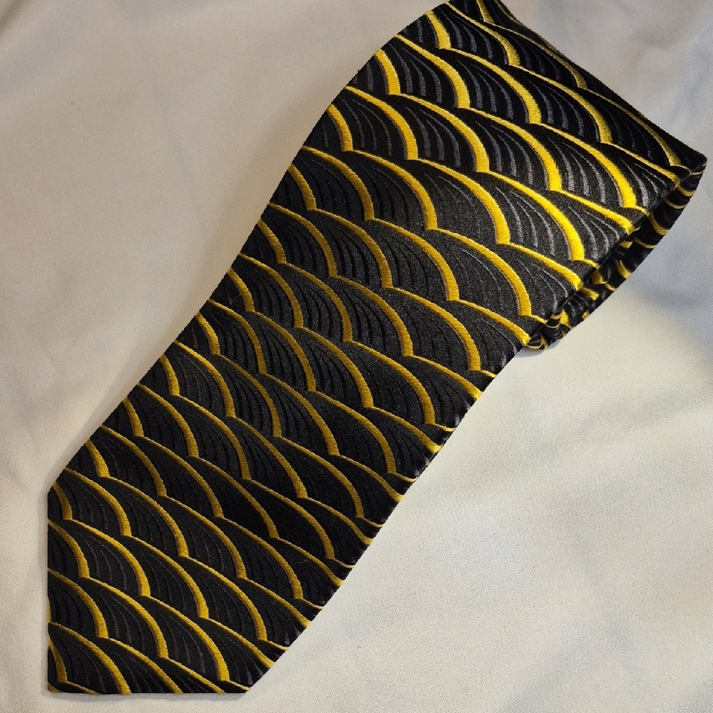 DeSantis Collection 100% Silk Gold and Black Mens Geometric Neck Tie - Picture 6 of 10